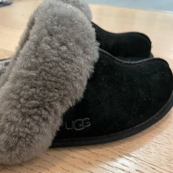 Ugg Scuffette II Slippers in Black/Gray - Picture 4 of 7